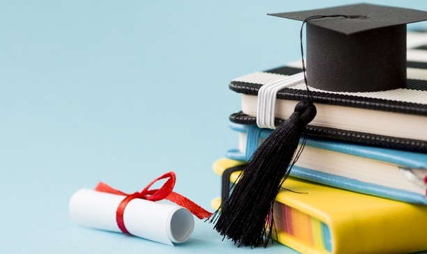 صبح روز آزمون، چگونه آماده شویم؟ graduation cap pile books with copy space 23 2148505299 - صبح روز آزمون، چگونه آماده شویم؟